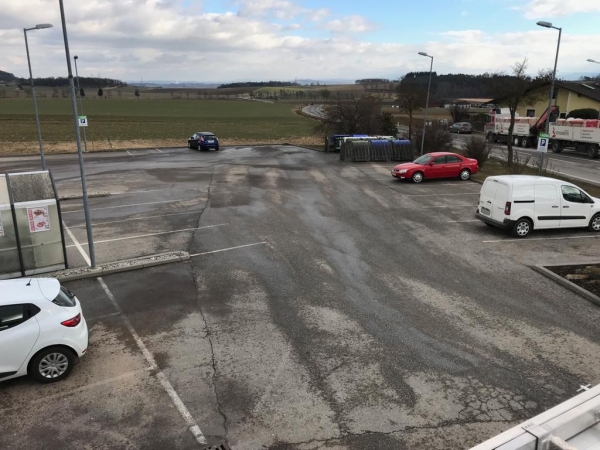 Ölspur am Kundenparkplatz des ADEG-Marktes