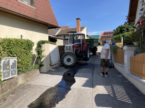 Traktor Bergung im Ortskern