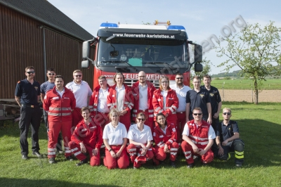 Auszubildende Notfallsanis schnuppern Feuerwehr-Luft