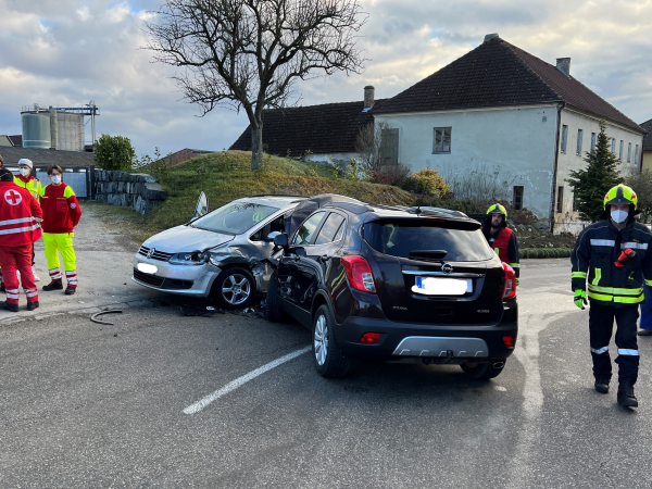 Verkehrsunfall mit mehreren eingeklemmten Personen