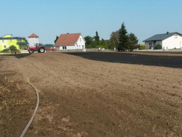 Flurbrand neben angrenzender Siedlung