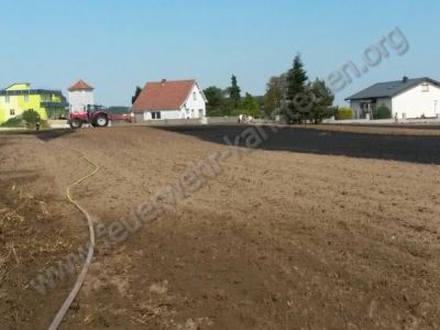 Flurbrand neben angrenzender Siedlung