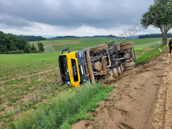 LKW Bergung - LKW im Straßengraben