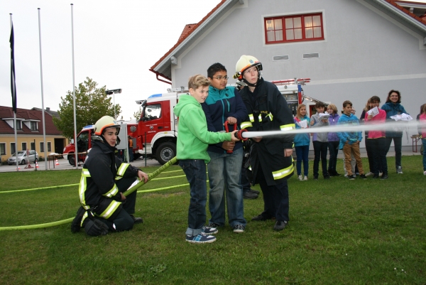 Vorstellung der Feuerwehrarbeit in der Haupt- und Volksschule Karlstetten.