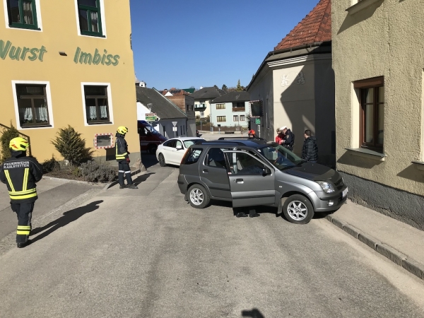 Fahrzeugbergung nach Verkehrsunfall im Ortsgebiet