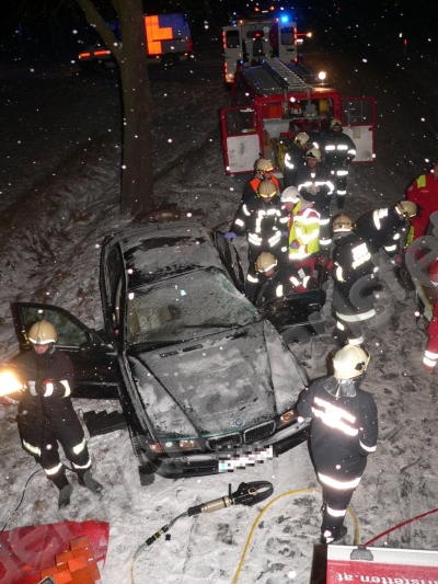 Verkehrsunfall mit eingeklemmter Person vor Obermamau