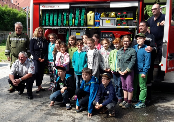 Volksschulklassen besuchen die Feuerwehr