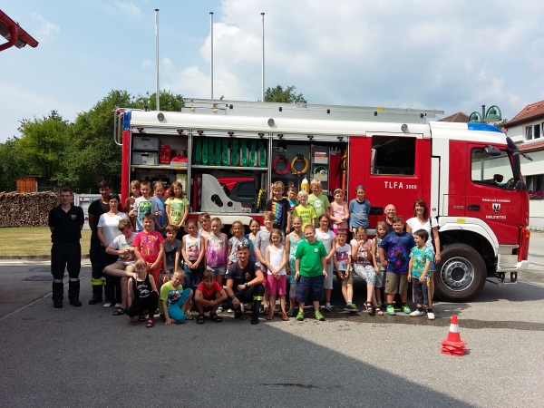 Volksschulklasse besucht die Feuerwehr