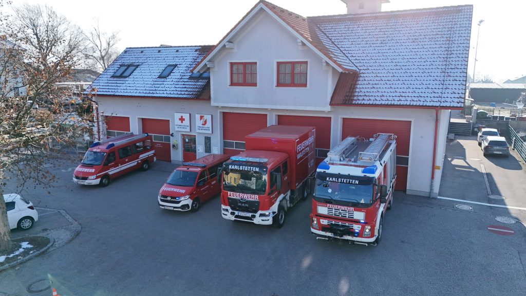 Feuerwehrhaus Karlstetten mit den Einsatzfahrzeugen