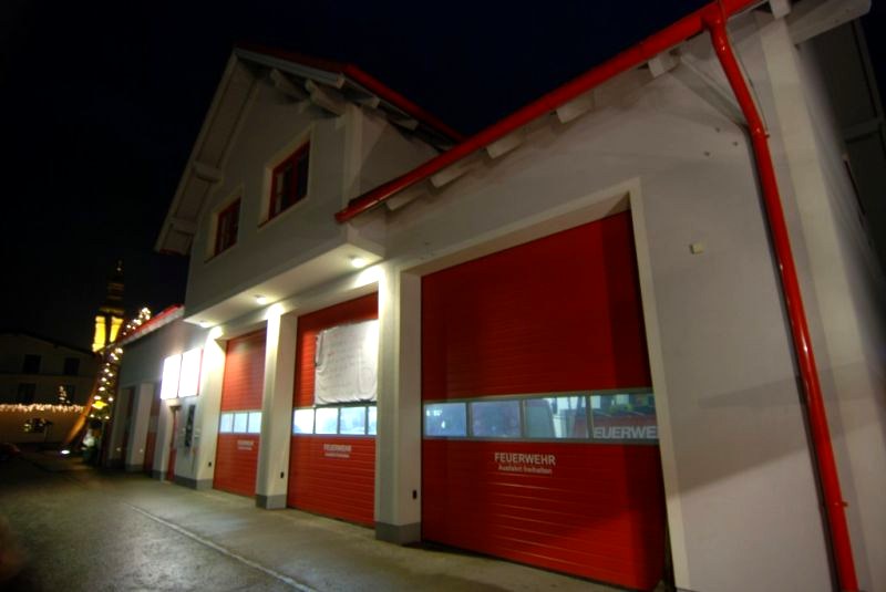 Feuerwehrhaus bei Nacht