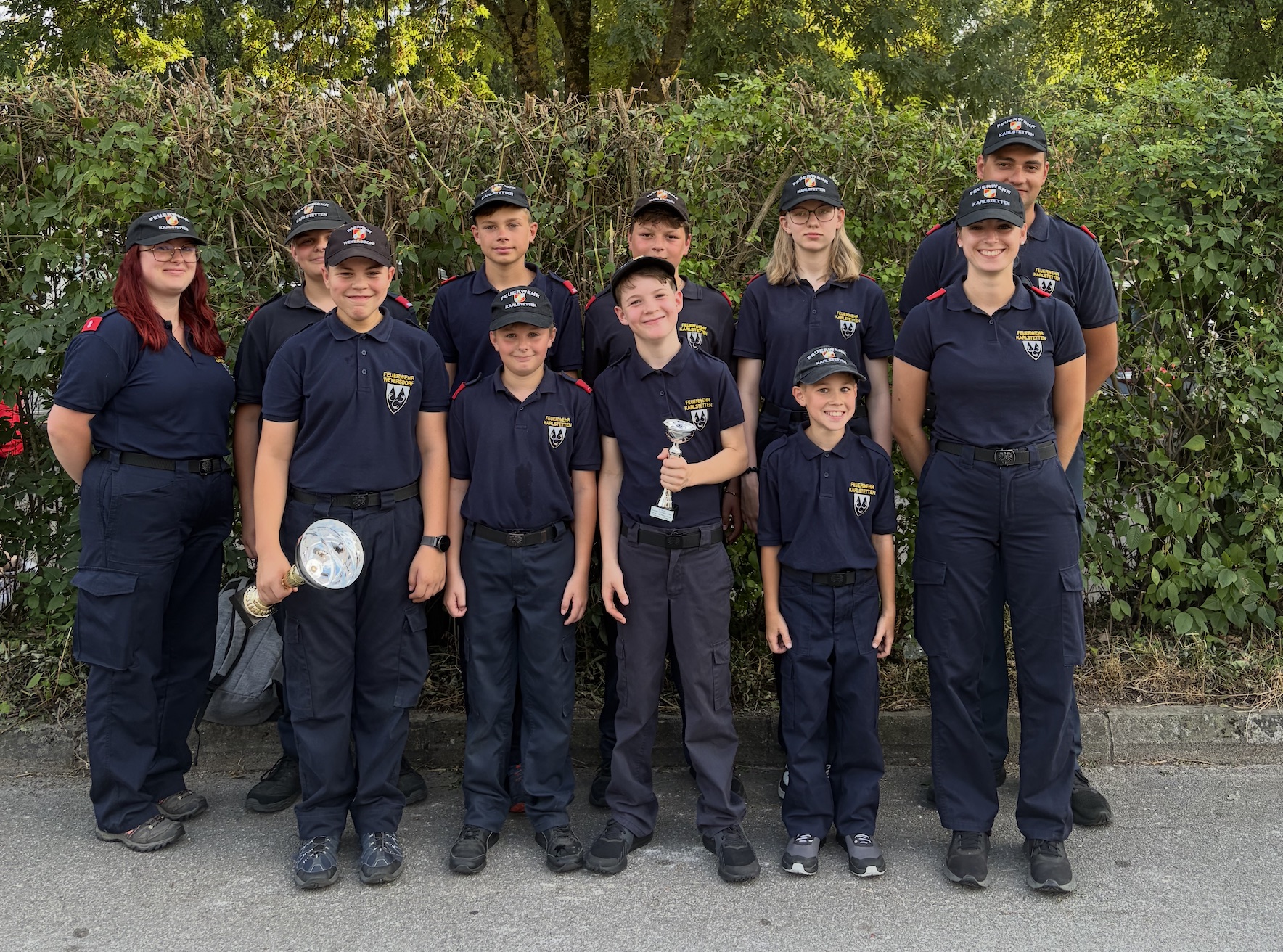 Die Feuerwehrjugend Karlstetten mit Pokal